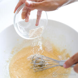 Добавляйте к взбитой яичной массе мучную смесь