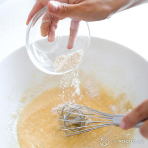 добавить муку