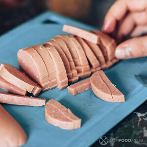 резать колбасу