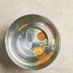 В другую миску вбейте яйца