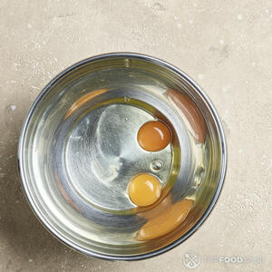 Взбейте  яйца с водой