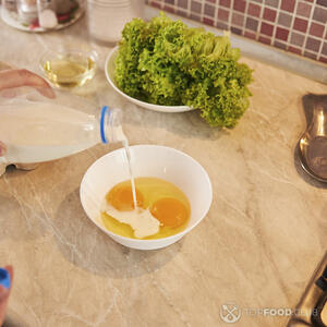 смешать яйца с молоком