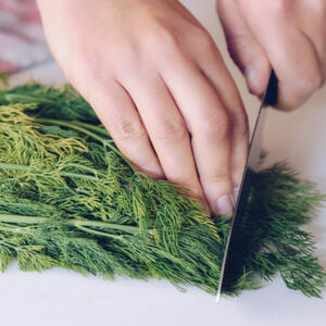 Укроп нарежьте