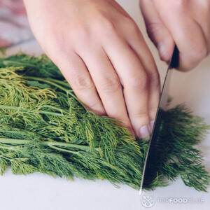 Резать укроп