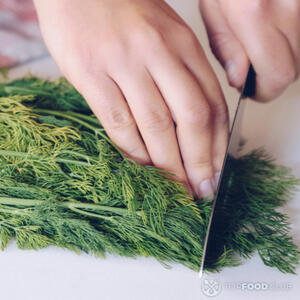 Нарезать укроп