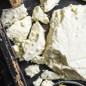 Покрошите фету