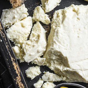 Крошите сыр фета