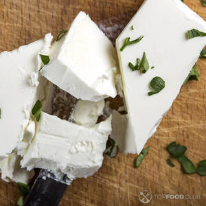 нарезанный сыр фета