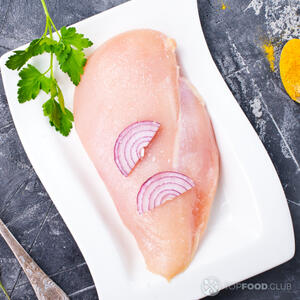 Промойте курицу