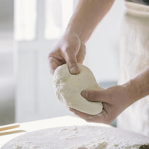 Месить тесто