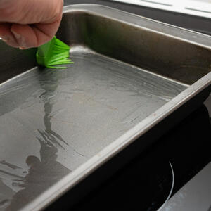 Смазать форму маслом