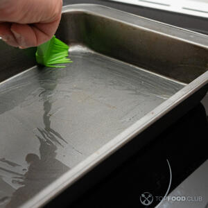 Смазать форму маслом