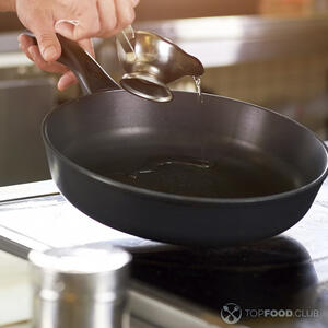 Разогрейте оливковое масло в сковороде на среднем огне 