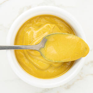 Налить горчицу