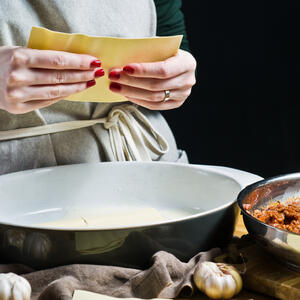 Готовить лазанью