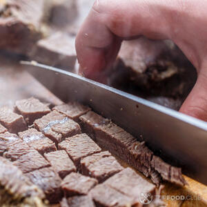 Резать мясо