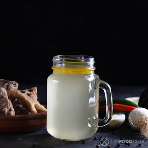 Вливаем бульон.