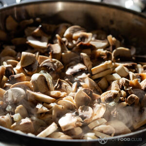 Лук и грибы жарим.