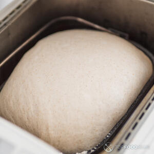 формирование колобка из теста,