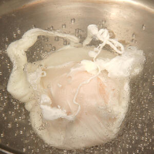 влейте в ее центр 1 яйцо