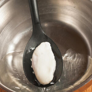 С помощью шумовки выложите яйцо пашот на подготовленную тарелку