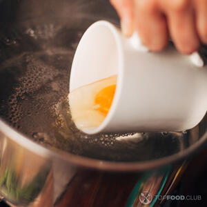  влейте яйцо