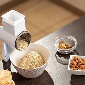 Измельчите орехи