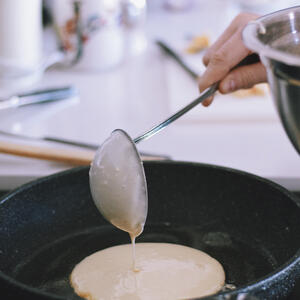 Жарить оладьи