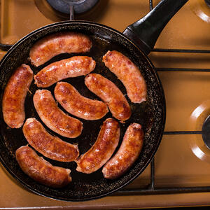  Затем выложите целые колбаски (или ломтики вареной колбасы) и обжарьте их до золотистой корочки с каждой стороны около 2- 3 минут. 