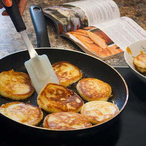 нагрейте и выпекайте оладьи на среднем огне, по 2-3 минуты с каждой стороны, переворачивая, до готовности и золотистого цвета. Готовые оладьи сначала выложите на бумажное полотенце, а затем – на блюдо и подавайте на стол, пока они горячие.