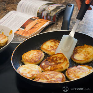 Жарить оладьи