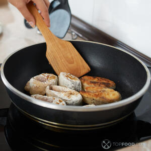 Жарить рыбу