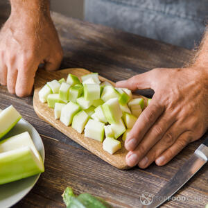 Нарежьте кабачки