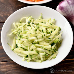 кабачок натираем на терке