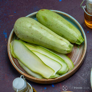 резать кабачок