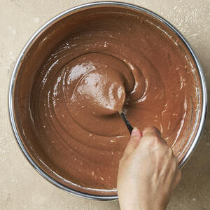 Влейте растительное масло, перемешайте и отставьте тесто в сторону на 20 минут. Затем влейте в тесто кипяток и еще раз хорошо перемешайте венчиком.