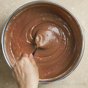 Мешать тесто