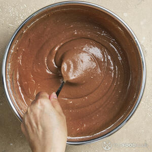 Хорошо перемешиваем, чтобы не образовались комки.