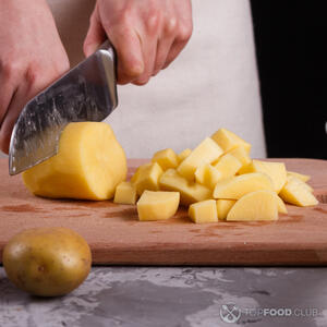 Режем картошку.