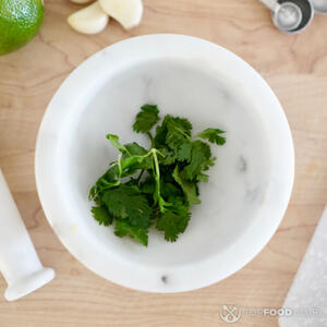 нарезать кинзу