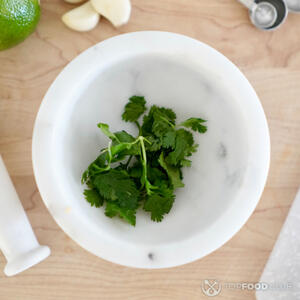 Подготовить кинзу