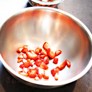 Нарезаем клубнику