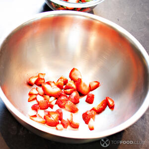 Нарезать клубнику