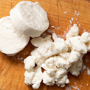 Козий сыр разомните в миске.