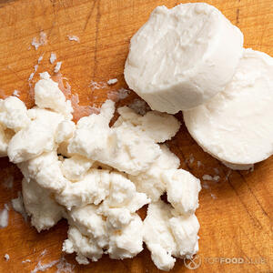 нарезать козий сыр