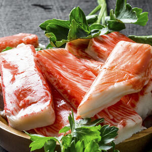 Добавьте палочки крабовые