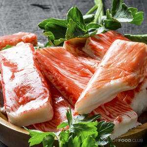 Режем крабовые палочки.