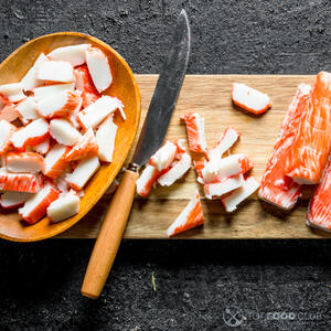 Режем крабовые палочки.