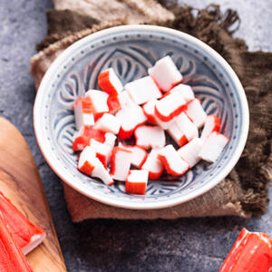 Резать палочки крабовые