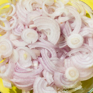 резать красный лук